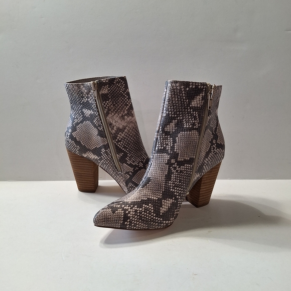 Carlos Santana Tibbie NEW Animal Print Stacked Heel Mobwife Ankle Boots Size 7 - Picture 7 of 13